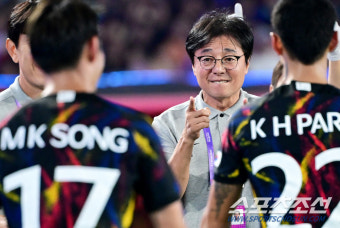 [포토] 황선홍 감독 '송민규 역시 믿었다'
