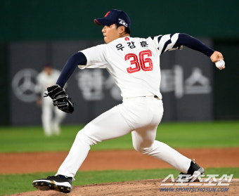'1위 확정... 더 무섭다' 김현수 오스틴 오지환 뺐는데도 총력전 롯데에 5대3 4연승. 임찬규 13승-김진성 통산 100홀드-허도환 2타점[부산 리뷰]