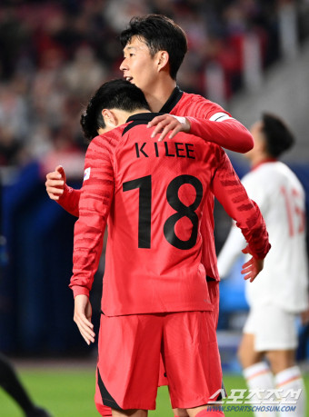 [포토] 이강인 안아주는 손흥민