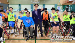 이게 바로 살아있는 교육이죠 코웨이휠체어 농구팀의 특별수업에 매료된 서울사대부중 학생들, 장애와 비장애의 경계를 잊었다