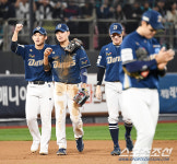 [포토] NC 김주원 다이빙 캐치로 극적인 승리