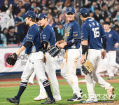 [포토] 호수비로 경기 끝낸 NC 김주원은 싱글벙글