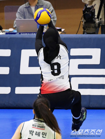 '히잡 속 흐르는 땀방울' 김연경 제친 1라운드 MVP 메가...배구에 진심인 오뚝이