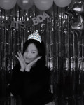 송혜교, 왕관보다 더 빛나는 미모...절친들과 42번째 생일파티