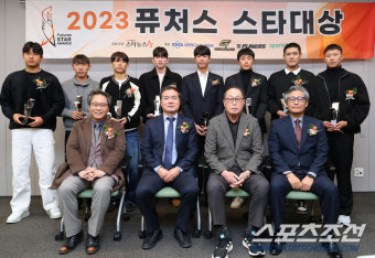 문동주 계보 이을 신인왕 후보 황준서, '퓨처스 스타대상'...내년 드래프트 투-타 대어 한지윤 배찬승 스타상 수상