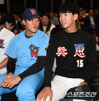 문동주 계보 이을 신인왕 후보 황준서, '퓨처스 스타대상'...내년 드래프트 투-타 대어 한지윤 배찬승 스타상 수상