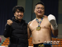 아저씨 무시하지마 45세 킥복싱 관장의 15년만에 링 복귀. 27살이나 어린 10대 유망주 제압