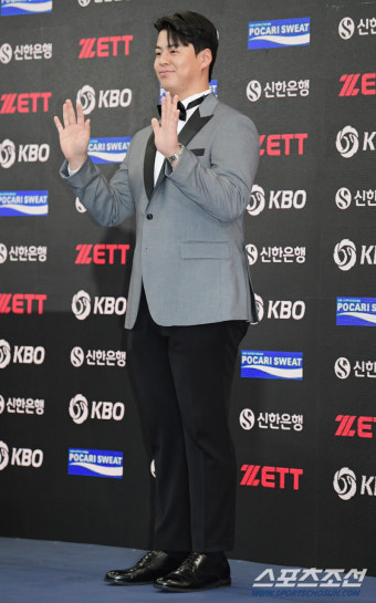 [포토] 노시환, 투톤 정장으로 멋스럽게