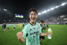 '축구도사' 35세의 이청용 '두 마리 토끼' 다 잡았지만, 여전히 축구는 어렵다