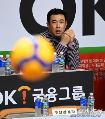[포토] 남자배구 찾은 한화 김강민, 직접 보니 신기하네