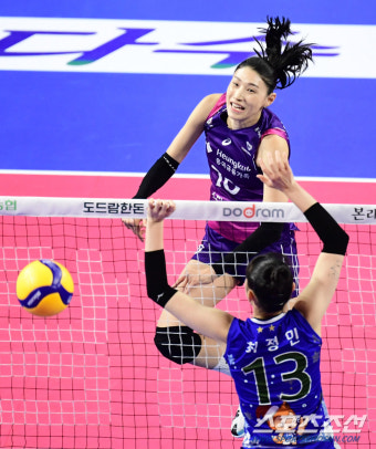[포토] 김연경 '후위 공격하는 배구여제'