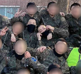 방탄소년단 지민X정국, 멤버에서 군 동기로…훈령병들과 스스럼 없는 장난美