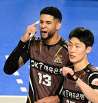 3R 전패→4R 전승 대반전 완성! 레오 35득점 OK금융그룹, 현대캐피탈 꺾고 6연승 질주 [천안리뷰]