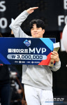 노래방 앞에서 투구 동작 취했습니다 KT 새 필승조는 이렇게 만들어진다