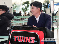 기사 보고 직접 구단에 전화했었다. 롯데에선 2군 캠프→LG 오자마자 1군→애리조나 출국. 전 포지션 자신있다.[공항 인터뷰]