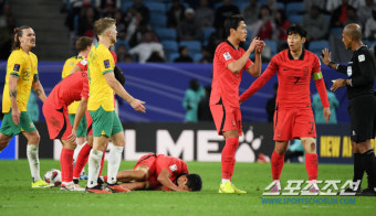 [포토] 쓰러진 황희찬-주심에게 바로 어필하는 주장 손흥민