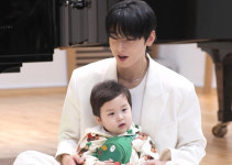 얼굴 천재 차은우, 육아도 천재였네…김준호子 은우도 푹 빠졌다(슈돌)