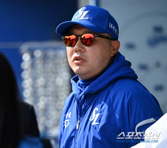 박진만 감독, 골든글러브 수상 선수 축하 속에서 선수 지지 중심적 행보 등 주목