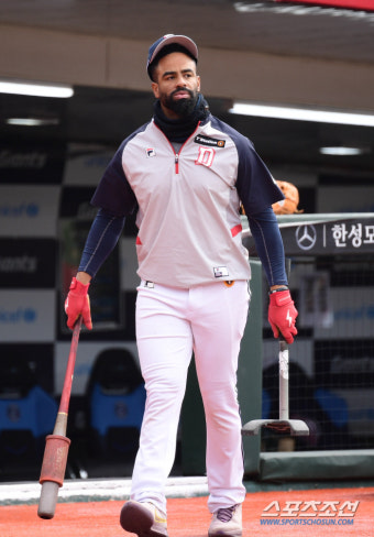 두산, 3할 타자 라모스와 결별하고 새 외국인 제러드 영 영입으로 변화 시도