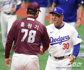 [포토] 홍원기 감독과 로버츠 감독의 악수