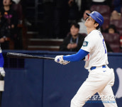 [포토] 외야 뜬공으로 아웃되는 오타니