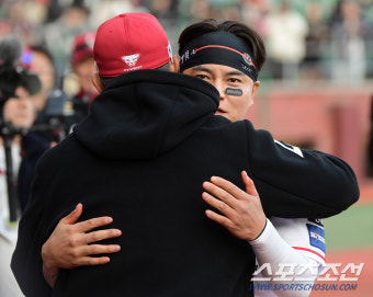 [포토] 추신수 '이숭용 감독님 데뷔전 승리 축하합니다'