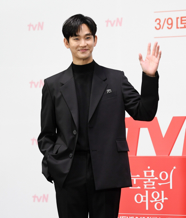 김수현, 광고 중단 속 팬미팅 불참 가능성...논란 이어져