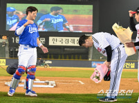[포토] 2238경기 출장 신기록 강민호, 리스펙 담은 김현수의 90도 인사