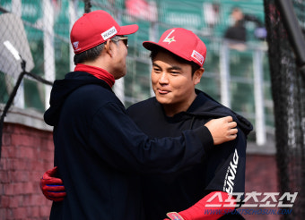[포토] 추신수 '이숭용 감독님 저 복귀했습니다'