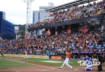 오늘도 1만2000석 다 팔렸다! 한화, 홈 12경기 연속 매진…29년전 KBO 역대 최다 기록과 '타이' [대전현장]