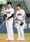 [포토] 2회 강판 김유성 격려하는 김재호