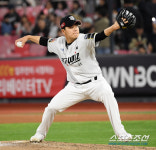 어제 0;7→6:7 스톱. 오늘 0:3→10:4 역전승 완성 KT, 일요일 8연패, LG전 4연패 탈출. LG 또 불펜 와르르[잠실 리뷰]