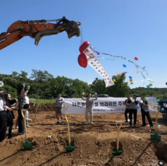 브라이언, 300평 대저택 화려한 착공식…야외수영장+빔프로젝터 현실로
