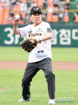 [포토] 김동일 보령시장 한화 유니폼 입고 힘찬 시구