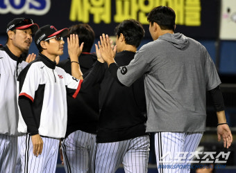 [포토] 손주영과 기쁨 나누는 염경엽 감독