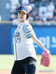 [포토] 배현진 의원 두산 유니폼 입고 시구