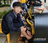 교내 유휴공간 활용,신박한 황톳길 서울 행당中 아이들X조희연 교육감 행복한 맨발걷기[현장리포트]