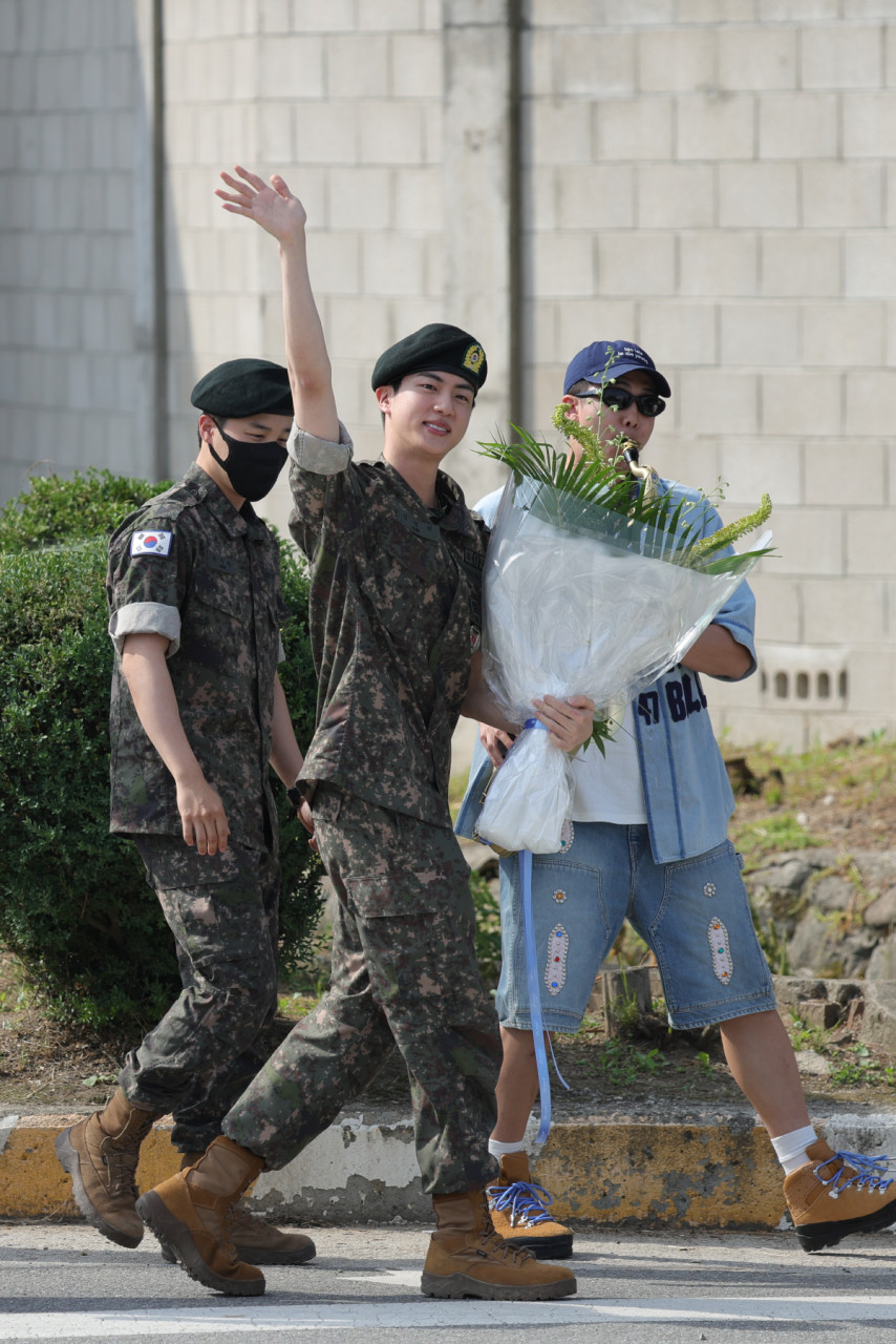 지민과 정국, 1년 6개월 군 복무 마치고 육군 병장으로 만기 전역!