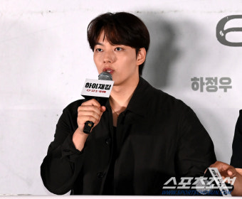 [포토] '하이재킹' 언론시사회, 질문에 답하는 여진구