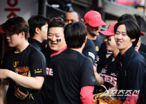 그가 가는 길이 바로 역사다 최형우, KBO 최초 1600타점 기록 달성 [수원 현장]