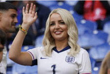 나홀로 부모님 품에 잉글랜드 대표팀, 와이프-여자친구와 달콤한 휴식, 단 벨링엄만 빼고. 모델여친 독일 안왔다