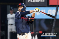 앞쪽으로 당겨! 최근 3년간 ERA 0.98 천적 난타한 비결? 제대로 통한 롯데의 분석, 받아친 KT [수원포커스]