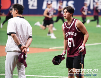[포토] 홍원기 감독에게 인사하는 장재영