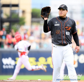 [포토] 김도영에게 홈런 맞은 류현진의 웃음
