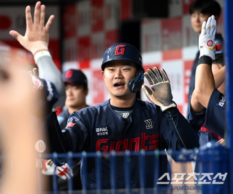 [포토] 손호영, 상대 폭투에 추가득점 성공
