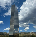 미국에 또 나타난 금속 기둥…모노리스 구경에 관광객 몰려