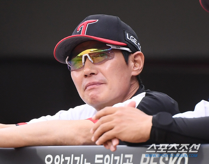 한화 vs LG, 경기 판정 논란에 체크 스윙 비디오판독 도입 요구