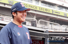 [포토] 시라카와 쑥스러운 미소로 첫 인사