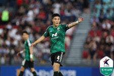 [현장리뷰]이동경 결승골 김천 상무 1위 탈환, 박진섭 퇴장+슈팅 1개 전북 현대 4-0 제압