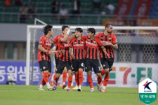 '115번째 현대가 더비' 전북이 마침내 웃었다. 울산에 2-0 완승…4-0 대승 강원, 3위 도약